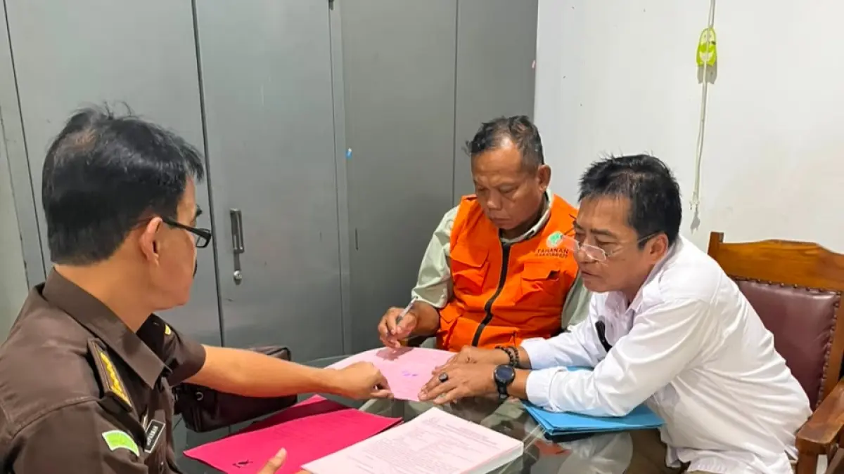 Tersangka dan barang bukti perkara dugaan perdagangan satwa liar dilindungi Eko saat dilimpahkan ke Kejari Kota Semarang, Selasa (21/7/2026) 