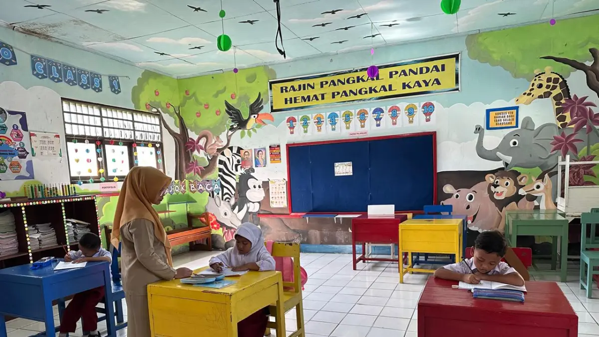 Tiga siswa kelas 1 di SD Negeri Piyanggang 01 saat sedang melakukan aktivitas belajar. Selasa (21/7).