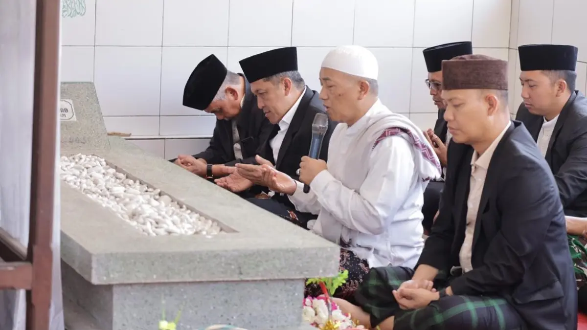 Bupati Wonosobo Afif Nurhidayat bersama jajaran Forkopimda, kepala perangkat daerah, tokoh agama, dan tokoh masyarakat melaksanakan ziarah ke makam Bupati Wonosobo pertama KRT Setjonegoro, Selasa, (21/7/2026), di Desa Payaman, Kecamatan Secang, Kabupaten Magelang. (Diskominfo Wonosobo for Jawa Pos Radar Magelang).