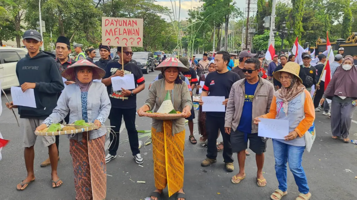 Aliansi Jateng Guyub melaksanakan aksi nyiwer mengelilingi Kantor Gubernur Jateng.