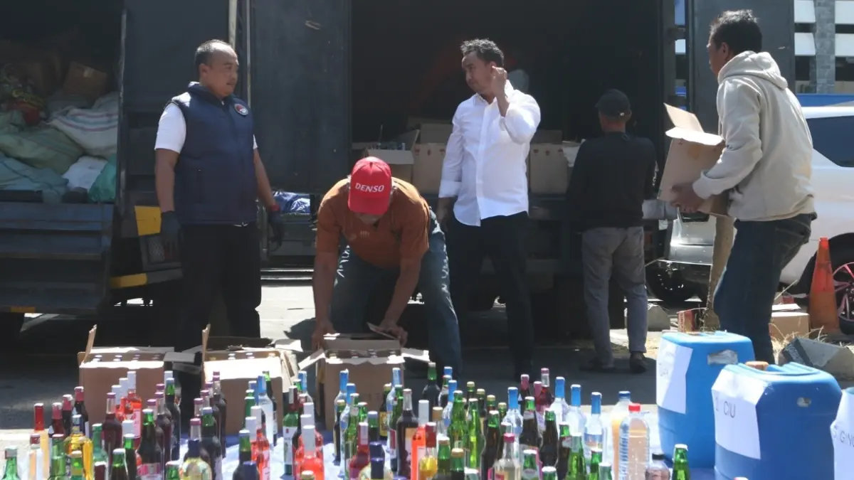 Barang bukti miras dan narkoba yang disita Ditresnarkoba Polda Jateng diangkut ke dalam truk untuk dimusnahkan di TPA Jatibarang Semarang 