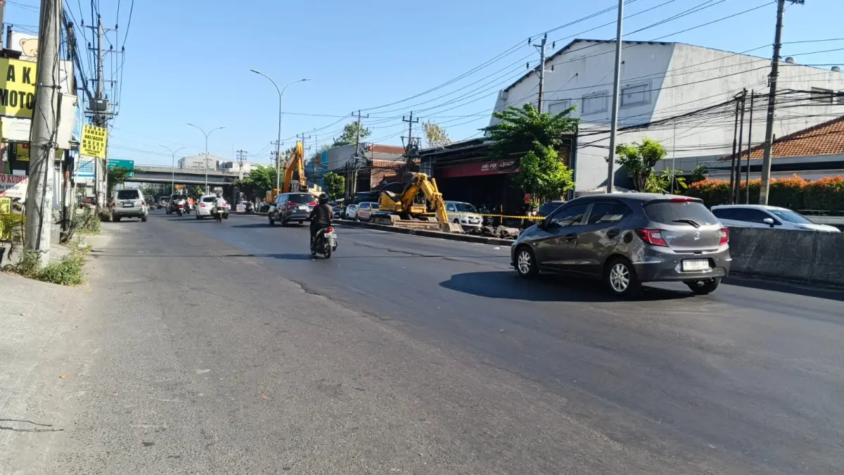 Dua alat berat bersiap melakukan aktivitas proyek perbaikan di Jalan Majapahit, Rabu pagi (22/7/26). (Sulistiono)