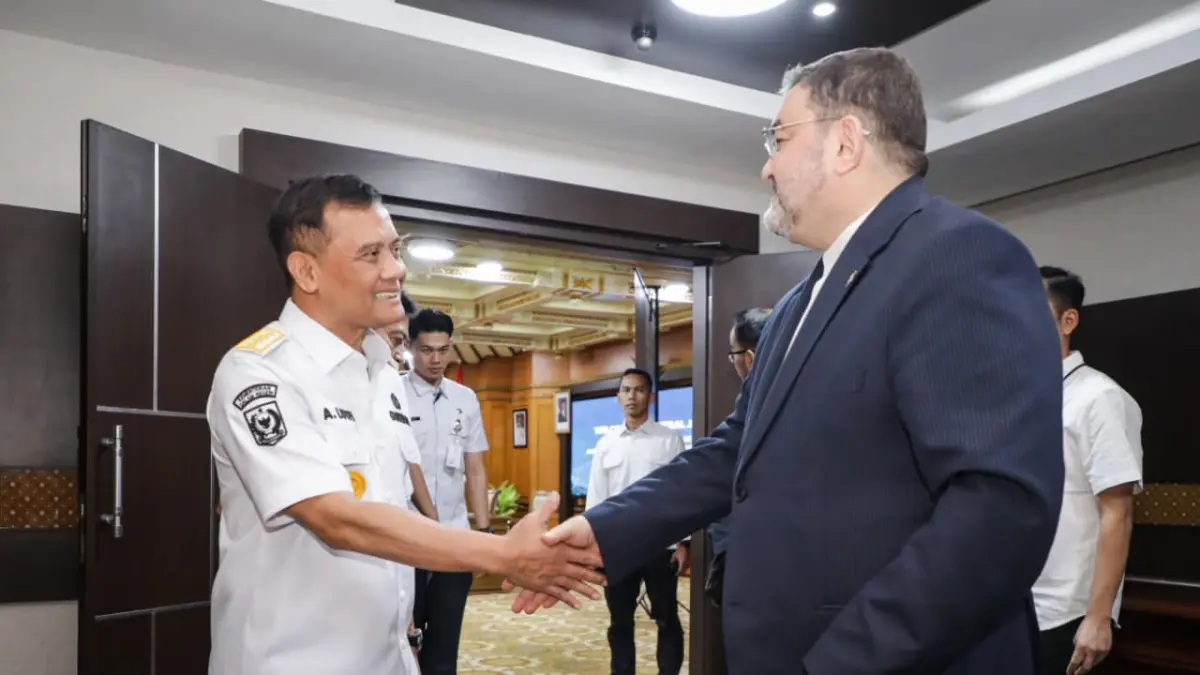 Gubernur Jawa Tengah Ahmad Luthfi menyampaikan belasungkawa mendalam atas wafatnya Pemimpin Tertinggi Iran, Ali Khamenei, saat menerima kunjungan Duta Besar Iran untuk Indonesia, Mohammad Boroujerdi, di Kantor Gubernur Jateng, Rabu, 22 Juli 2026. 