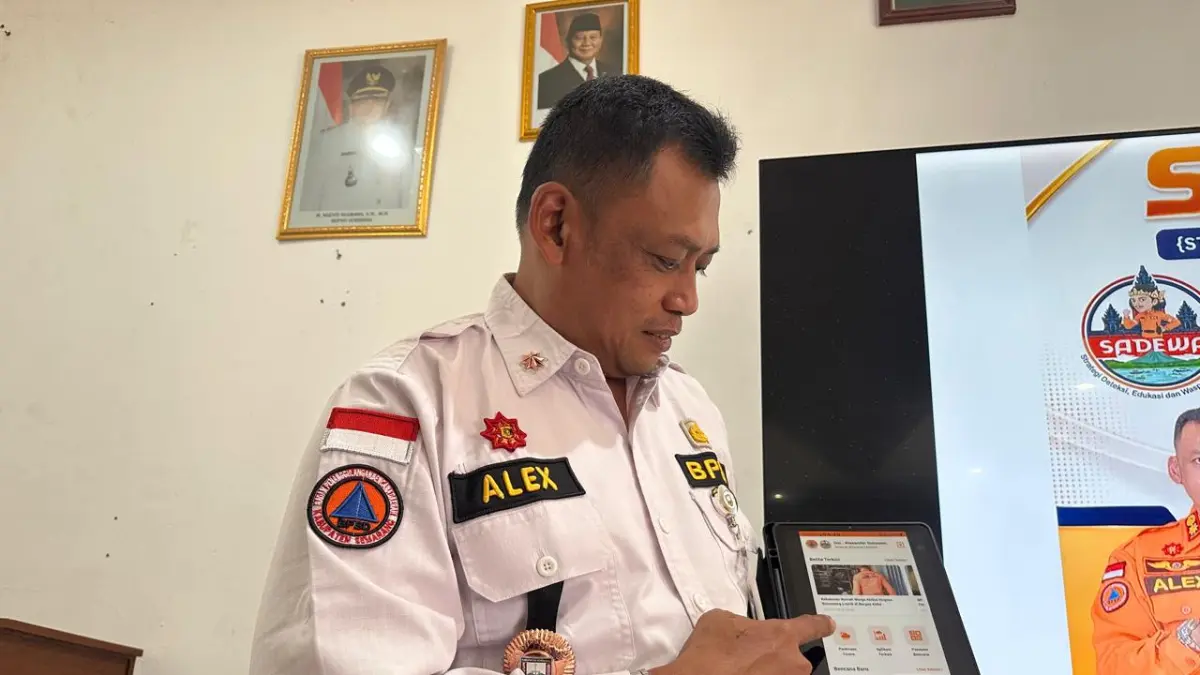 Kepala Pelaksana BPBD Kabupaten Semarang Alexander Gunawan Tribiantoro saat tunjukan aplikasi SADEWA.