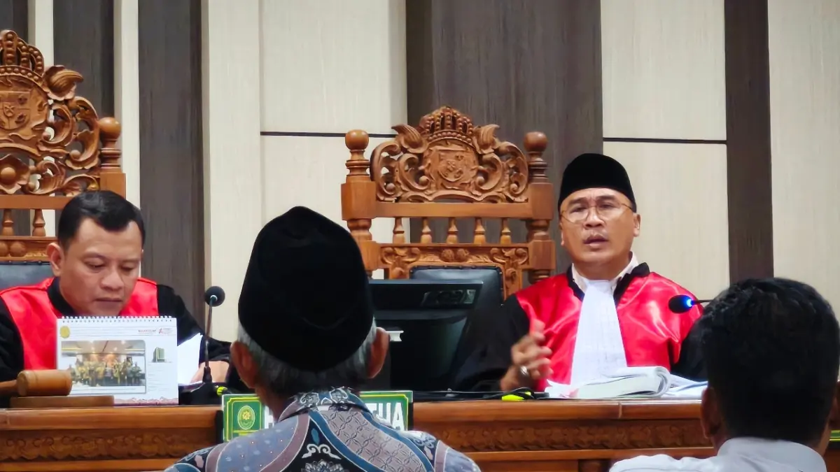 Majelis hakim mencecar saksi kasus pemerasan pengisian perangkat desa di Kabupaten Pati dalam sidang di Pengadilan Tipikor Semarang, Rabu (22/7/2026). (IDA FADILAH/JAWA POS RADAR SEMARANG)
