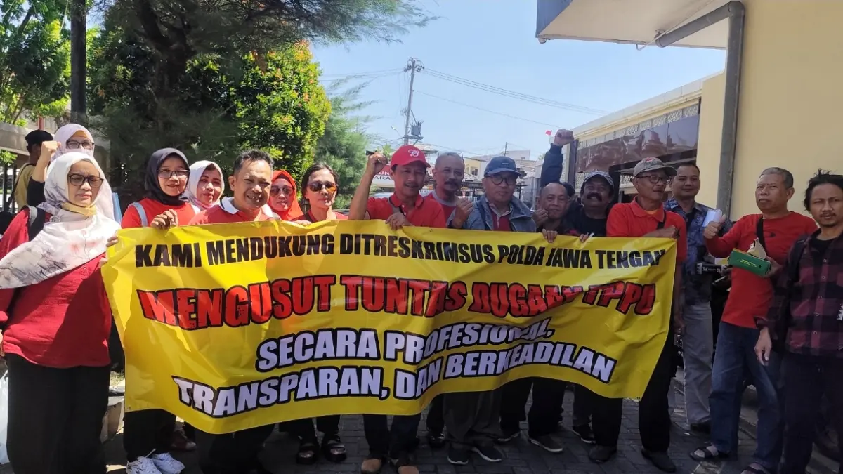 Nasabah Koperasi BLN menggelar demo di depan Kantor Ditreskrimsus Polda Jateng Rabu (22/7/2027)