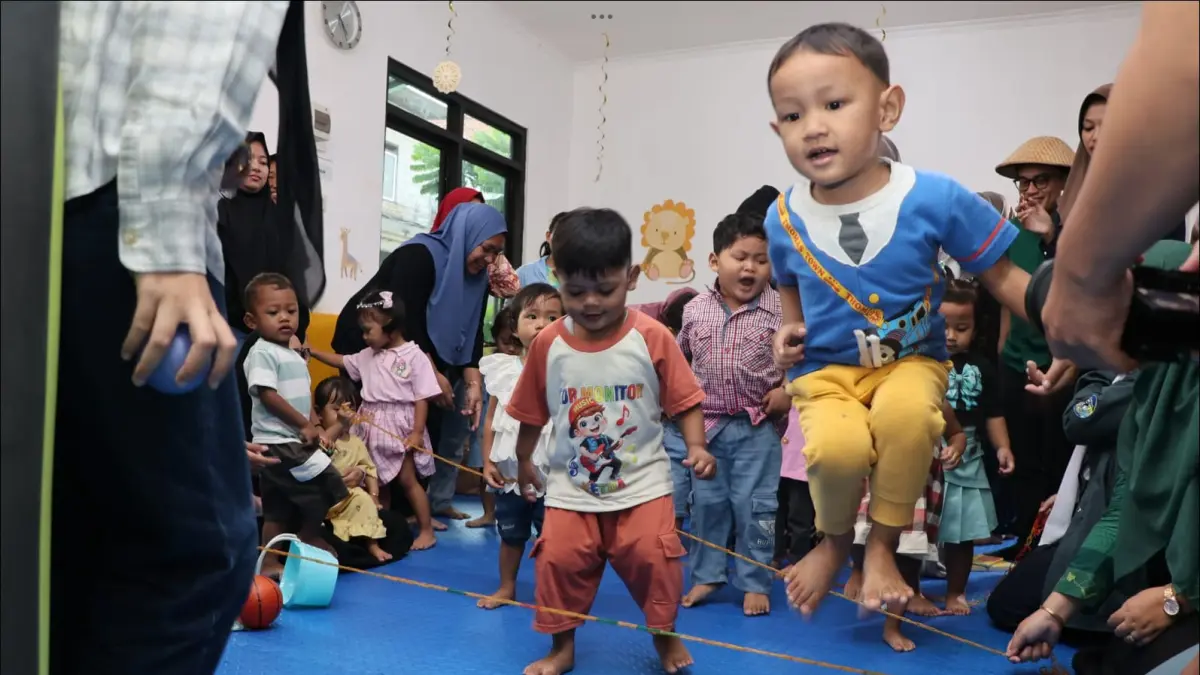 Peserta Rumah Anak SIGAP sedang bermain permainan tradisional dalam acara Peringatan Hari Anak Nasional bertajuk Main Bareng Tumbuh Bareng, hasil kollaborasi dengan Tanoto Foundation dan Forum Anak Kota Semarang.