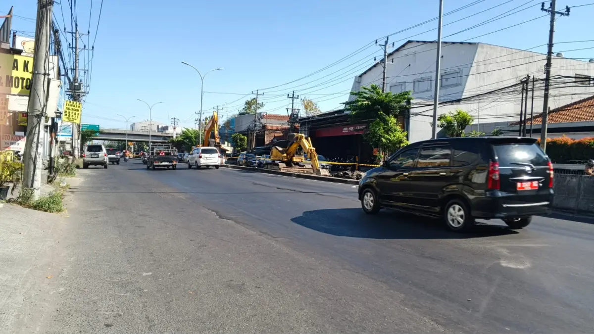 Proyek perbaikan Jalan Majapahit sisi arah yang ke Pedurungan. (Sulistiono)