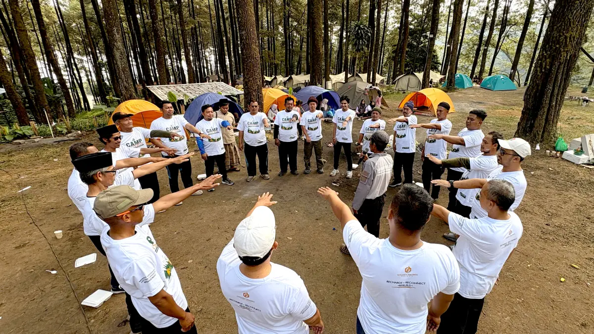 SOLID: Peserta Camp Asta Bisa 2026 mengikuti sesi penguatan soliditas dalam Raker II PAC GP Ansor Kaliwungu di The Full Pinusan Nglimut, Limbangan, sebagai upaya membangun kader yang siap menghadapi tantangan perubahan zaman dan industrialisasi Kendal. (Budi Setiyawan/RadarSemarang.ID)