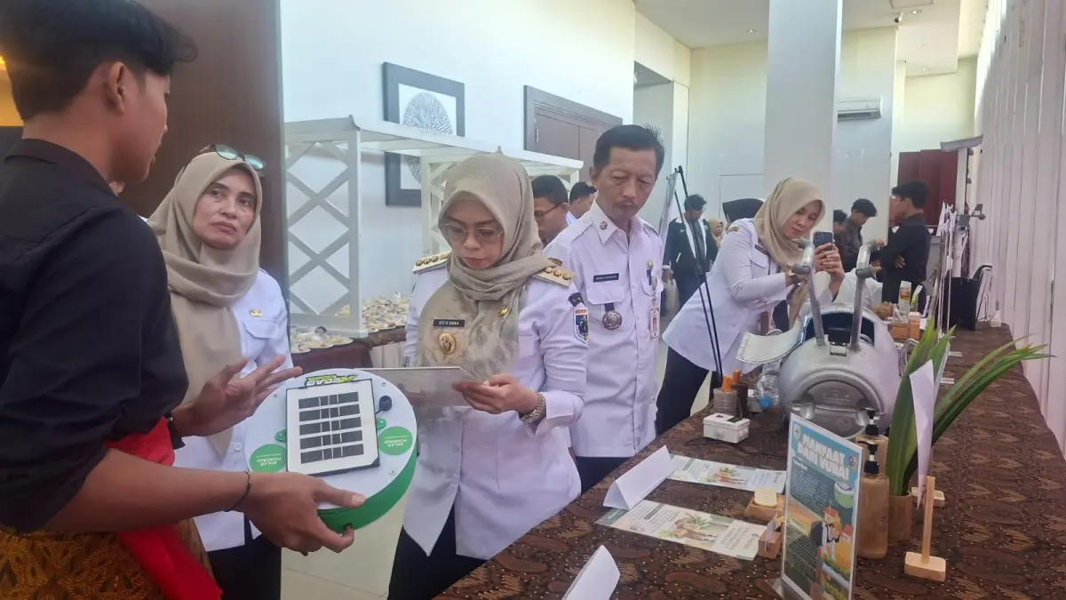 
Bupati Demak dr Eisti