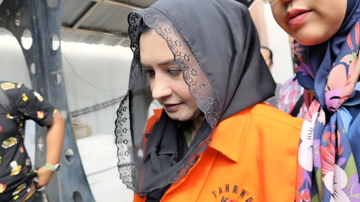 Bupati Pekalongan nonaktif Fadia Arafiq menjalani sidang perdana di Pengadilan Tindak Pidana Korupsi (Tipikor) Semarang, Kamis (23/7/2026). (IDA FADILAH/JAWA POS RADAR SEMARANG)