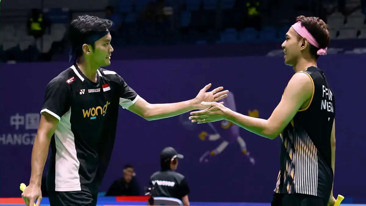 Fajar Alfian/Muhammad Shohibul Fikri menang dua gim langsung atas Takumi Nomura/Yuichi Shimogami 21-19, 21-11 sekaligus berhak lolos ke babak perempatfinal China Open 2026.