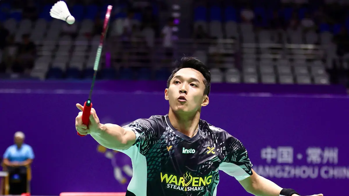 Jonatan Christie harus berjuang keras untuk mengalahkan wakil Singapura, Loh Kean Yew lewat pertarungan tiga gim 12-21, 21-6, 21-13.