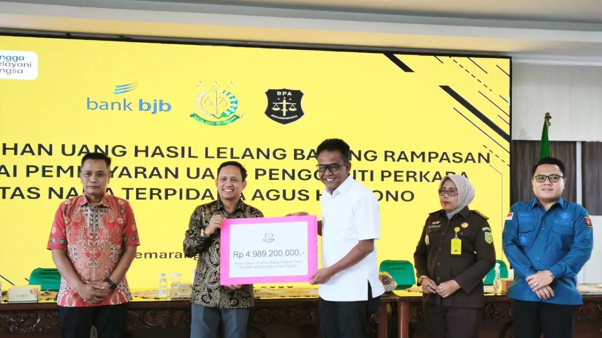 Kejari Kota Semarang menyerahkan hasil lelang barang rampasan atas tindak pidana korupsi terpidana Agus Hartono pada Bank Jabar Banten, Kamis (23/7/2026). (IDA FADILAH/JAWA POS RADAR SEMARANG)
