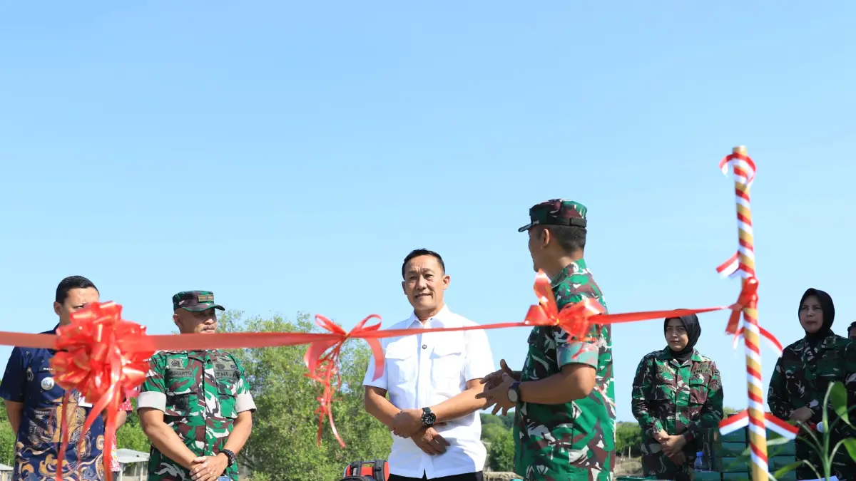 KEMBALI TERSAMBUNG : Ketua DPRD Kota Semarang, Kadar Lusman dan Komandan Kodim (Dandim) 0733 Kota Semarang Kolonel Inf Priyo Handoyo ketika mencoba jembatan gantung yang selesai dibangun