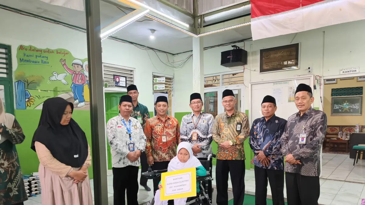 Kepala Kantor Kemenag Demak Abdur Rouf menyerahkan bantuan kursi roda untuk siswa disabilitas. (Wahibpribadi)