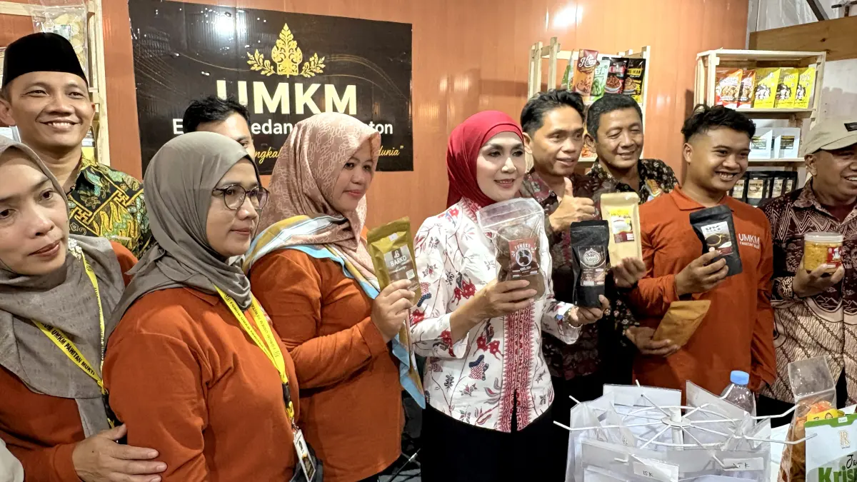 PAMERAN: Bupati Kendal Dyah Kartika Permanasari mengunjungi stan UMKM saat pembukaan Kendal Open Fair 2026 yang menjadi etalase produk unggulan dan penggerak ekonomi daerah. (BUDI SETIYAWAN/RadarSemarang.ID)