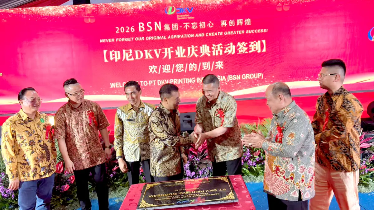 RESMI BEROPERASI: Gubernur Jawa Tengah Ahmad Luthfi bersama jajaran manajemen BSN Group dan PT Kawasan Industri Kendal (KIK) meresmikan operasional PT DKV Printing Indonesia di KEK Kendal, Selasa (21/7). (BUDI SETIYAWAN/RADARSEMARANG.ID)