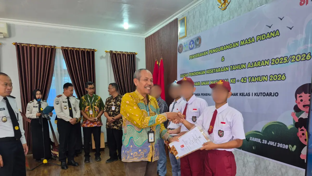 Anak binaan di Lapas Kutuarjo menerima Pengurangan Masa Pidana I (PMP I) dalam momen peringatan Hari Anak Nasional, kemarin.