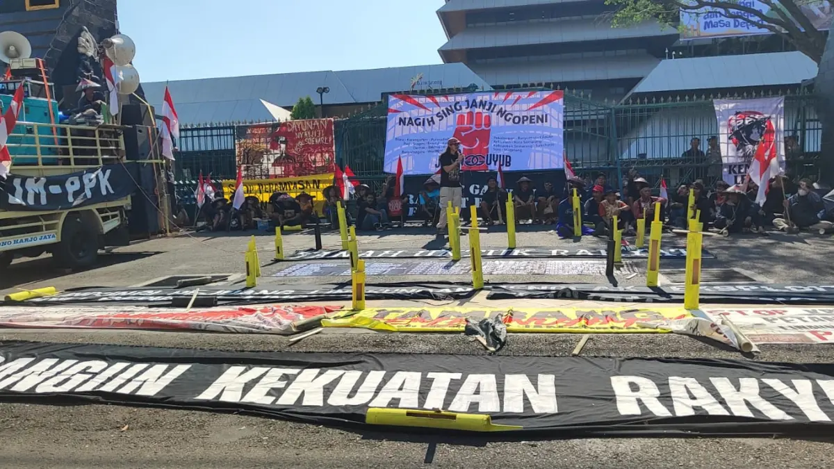 Demo aliansi Jateng Guyub di depan Kantor Gubernur Jateng, Jumat (24/7).