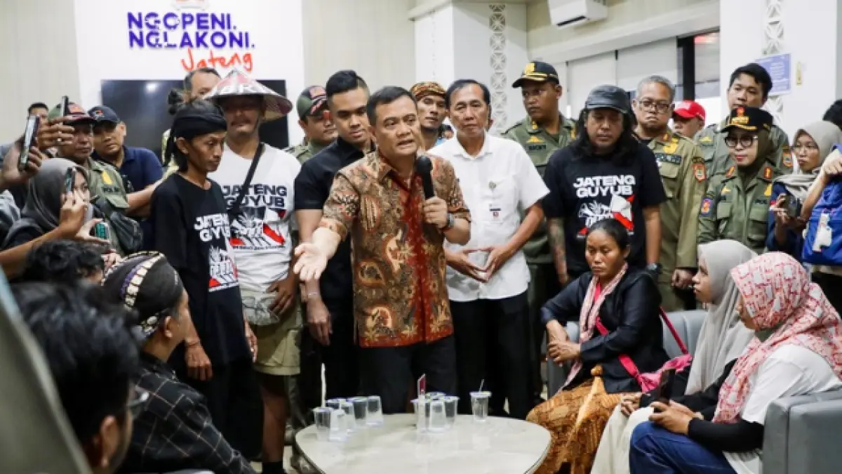 Gubernur Jawa Tengah Ahmad Luthfi menerima perwakilan masyarakat yang tergabung dalam Jateng Guyub di Kantor Rumah Rakyat, Gubernuran, Jumat (24/7/2026).&nbsp;