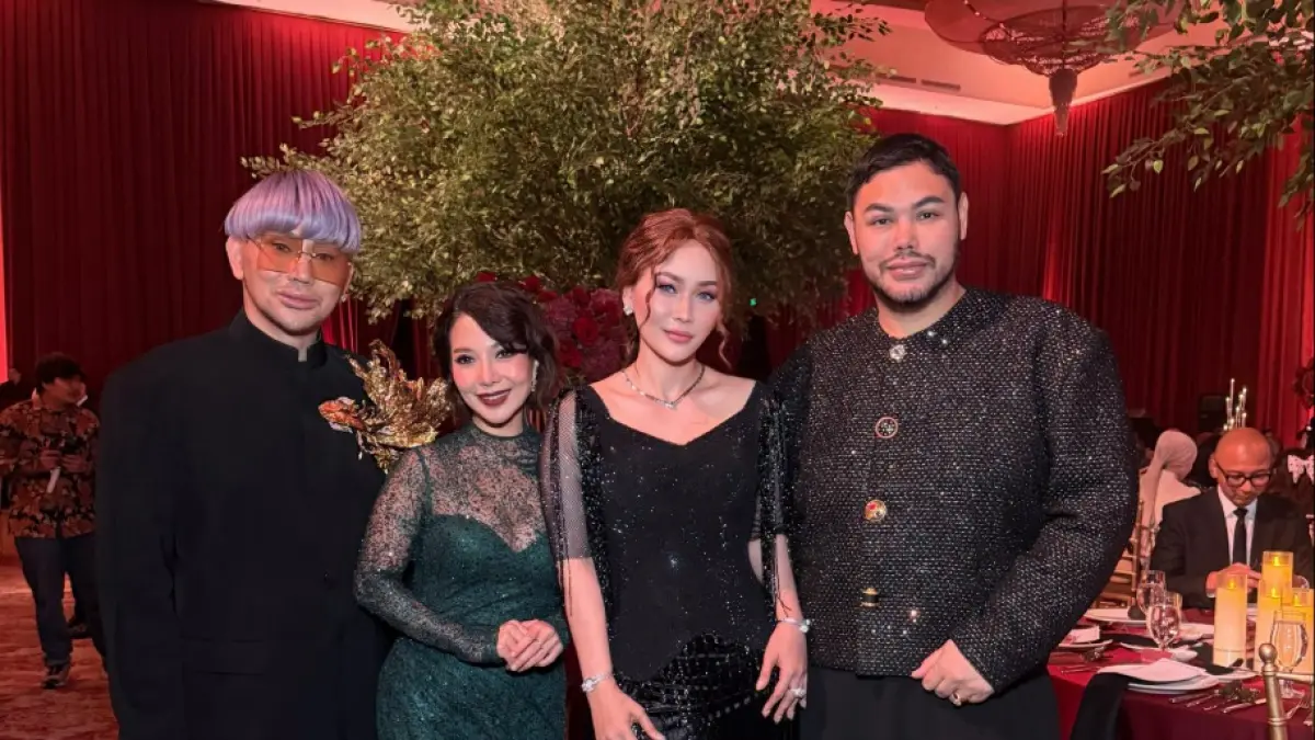 Inul Daratista dan teman artis lain dalam balutan busana rancangan Ivan Gunawan. (fb@inuldaratista)