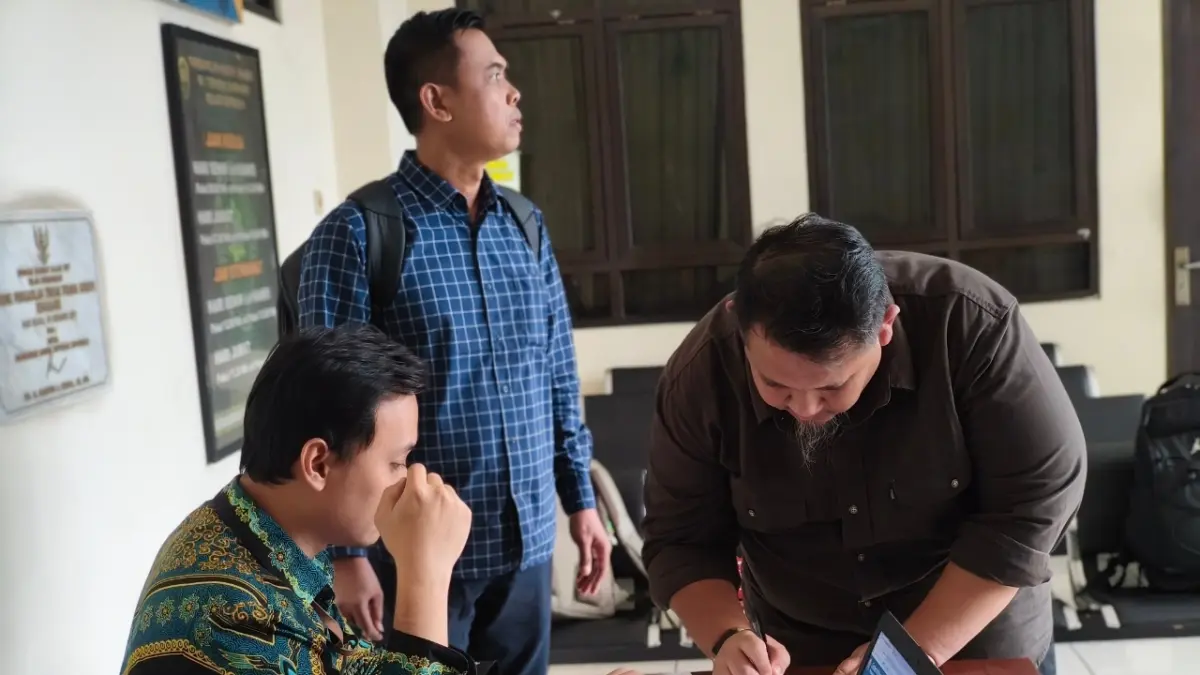 Jaksa KPK, Prasetyo saat melimpahkan berkas perkara Bupati Cilacap ke Pengadilan Tipikor Semarang, kemarin. (IDA FADILAH/JAWA POS RADAR SEMARANG)