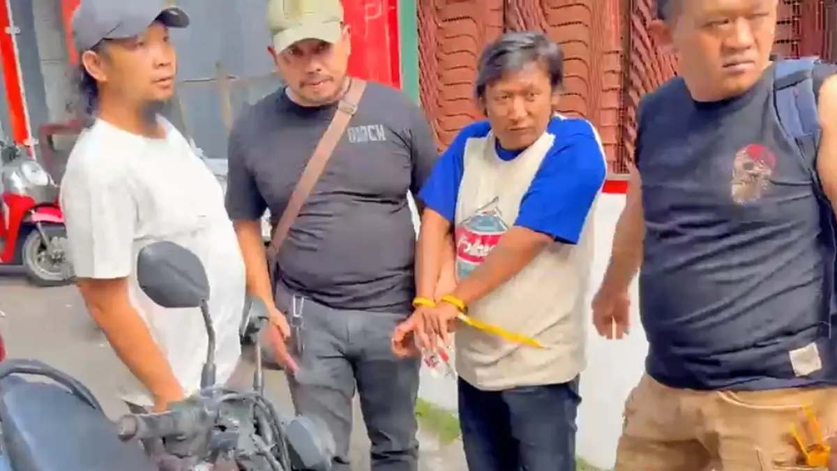 Tampang pelaku Ipung dengan tangan terikat dan barang bukti sepeda motor Honda Beat Street 