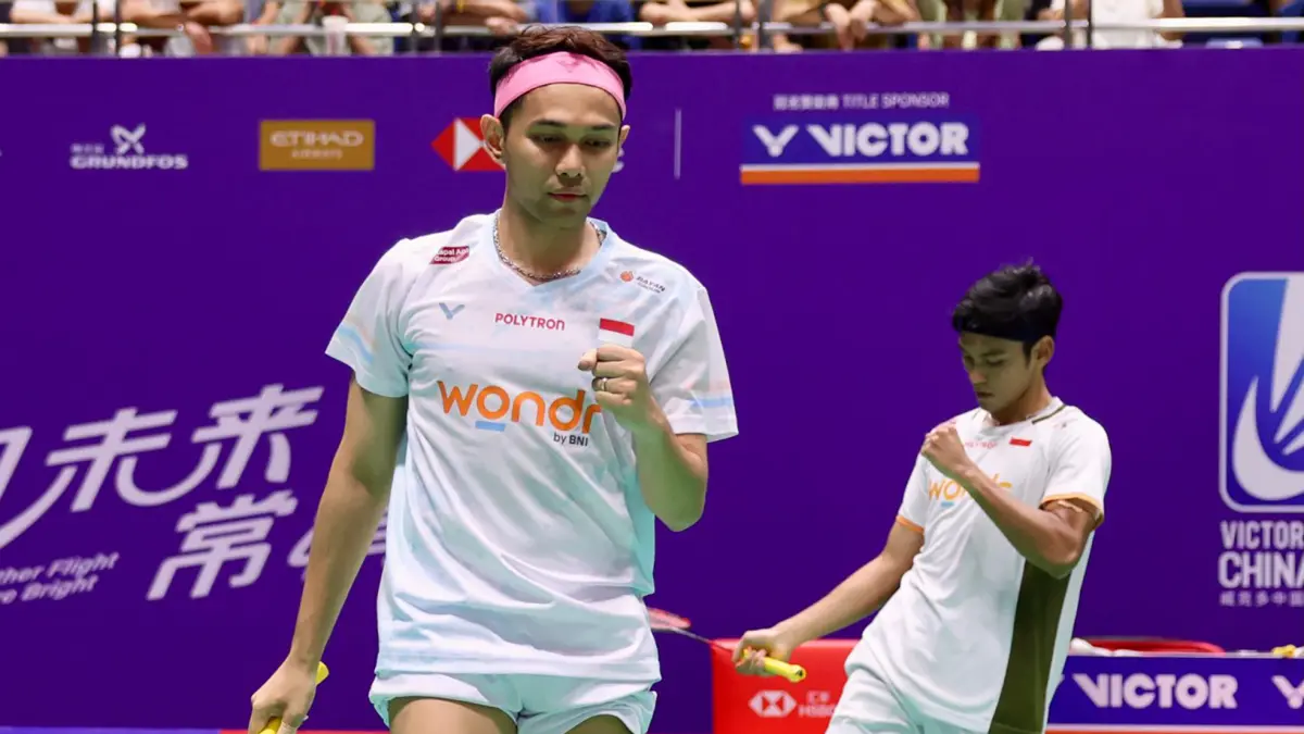 Fajar Alfian/Muhammad Shohibul Fikri sukses mempertahankan gelar China Open setelah mengalahkan ganda Korea Selatan unggulan pertama Kim Won Ho/Seo Seung Jae dengan skor 16-21, 21-19, 21-19.