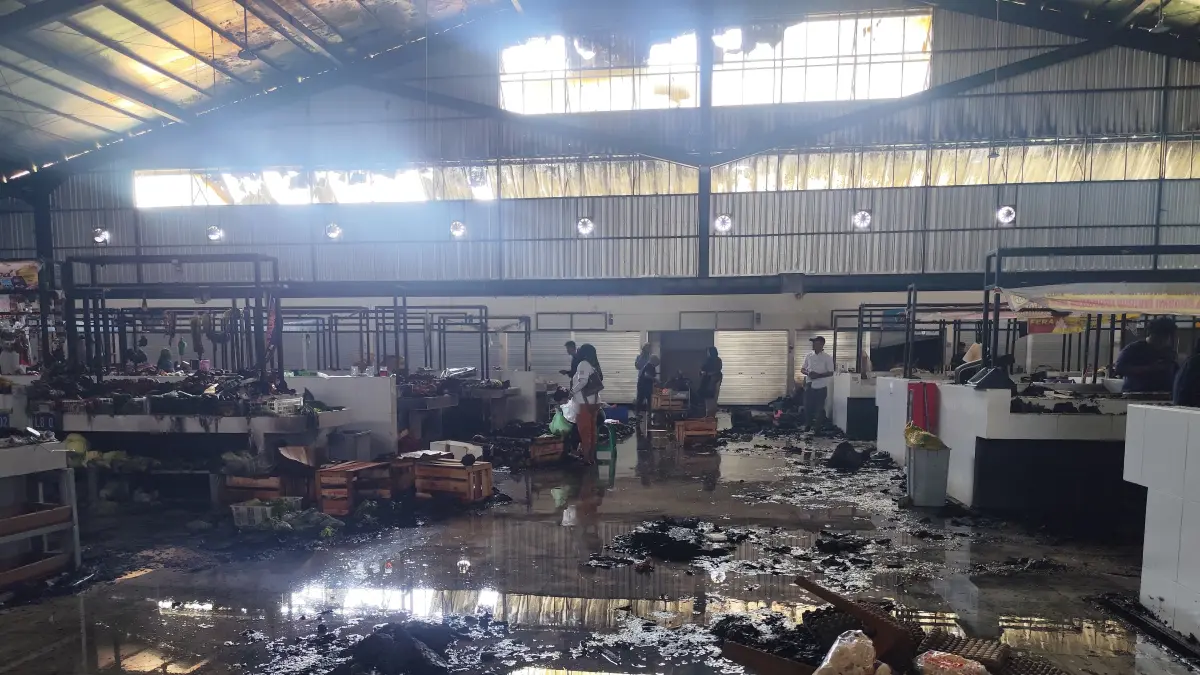  Kebakaran hebat melanda kawasan Pasar Modern BSB (Pasmod), Kecamatan Mijen, Kota Semarang, pada Minggu (26/7/2026) sekitar pukul 11.20. (M Hariyanto/Jawa Pos Radar Semarang 