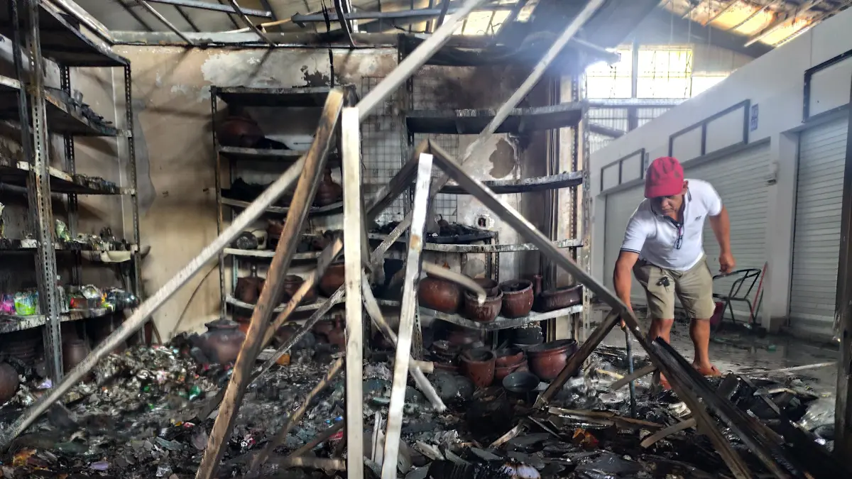 Pasar modern BEb Semarang terbakar. (M Hariyanto/Jawa Pos Radar Semarang)