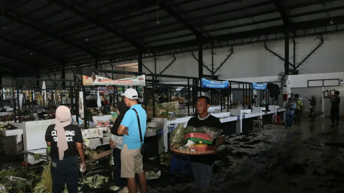Pedagang mengais sisa dagangan usai kebakaran hebat di pasar modern BSB Semarang. (Nurchamim/Jawa Pos Radar Semarang)