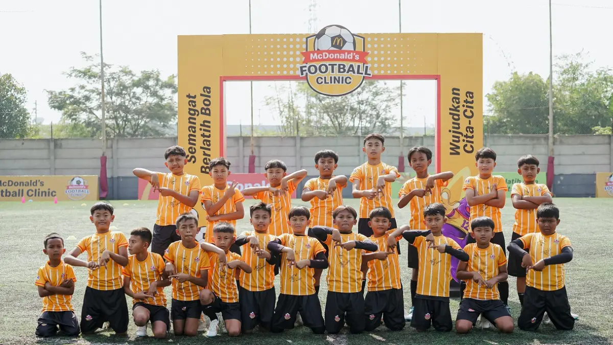 Senyum bahagia terpancar dari anak-anak komunitas prasejahtera binaan Sekolah Sepak Bola (SSB) Youth Aurasic Bandung saat mengikuti McDonald