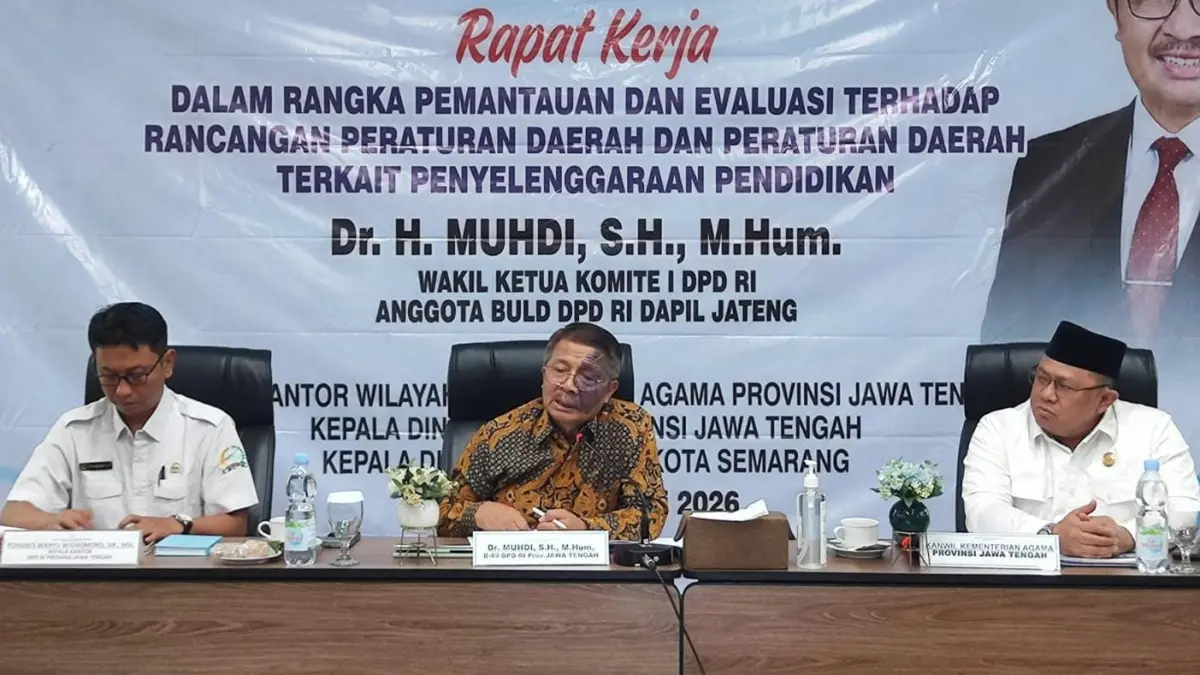 Anggota DPD RI Muhdi mendengarkan aspirasi dari berbagai instansi pada raker dalam rangka pemantauan dan evaluasi terhadap rancangan peraturan daerah dan peraturan daerah terkait penyelenggaraan pendidikan.
