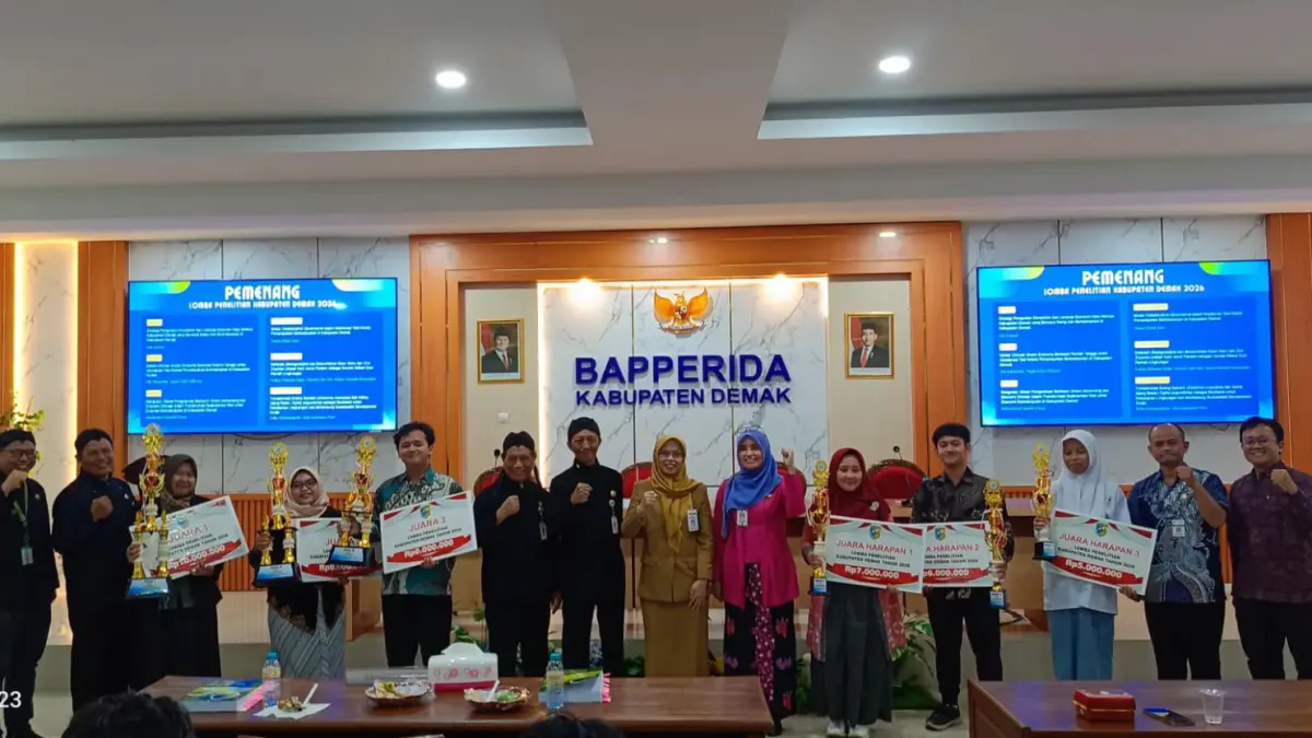 Bupati Demak dr Eistianah bersama Sekda Akhmad Sugiharto dan Kepala Bapperida Masbahatun Niamah foto bersama para juara &nbsp; lomba penelitian.(wahibpribadi)