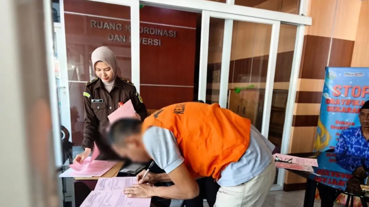 Pelaku Yashin saat menyelesaikan administrasi bebas melalui RJ di Kejari Kota Semarang, Selasa (28/7/2026) (IDA FADILAH/JAWA POS RADAR SEMARANG) 