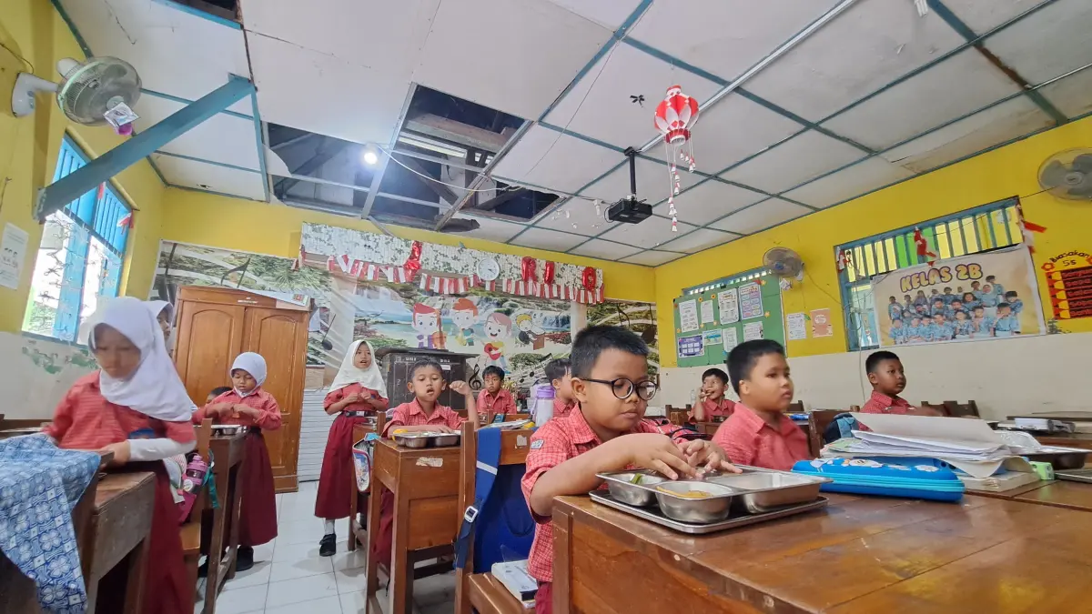 Siswa SDN Pendrikan 02 Lor, Kecamatan Semarang Tengah menyantap MBG di bawah atap bolong, Selasa (28/7/2026) (IDA FADILAH/JAWA POS RADAR SEMARANG)