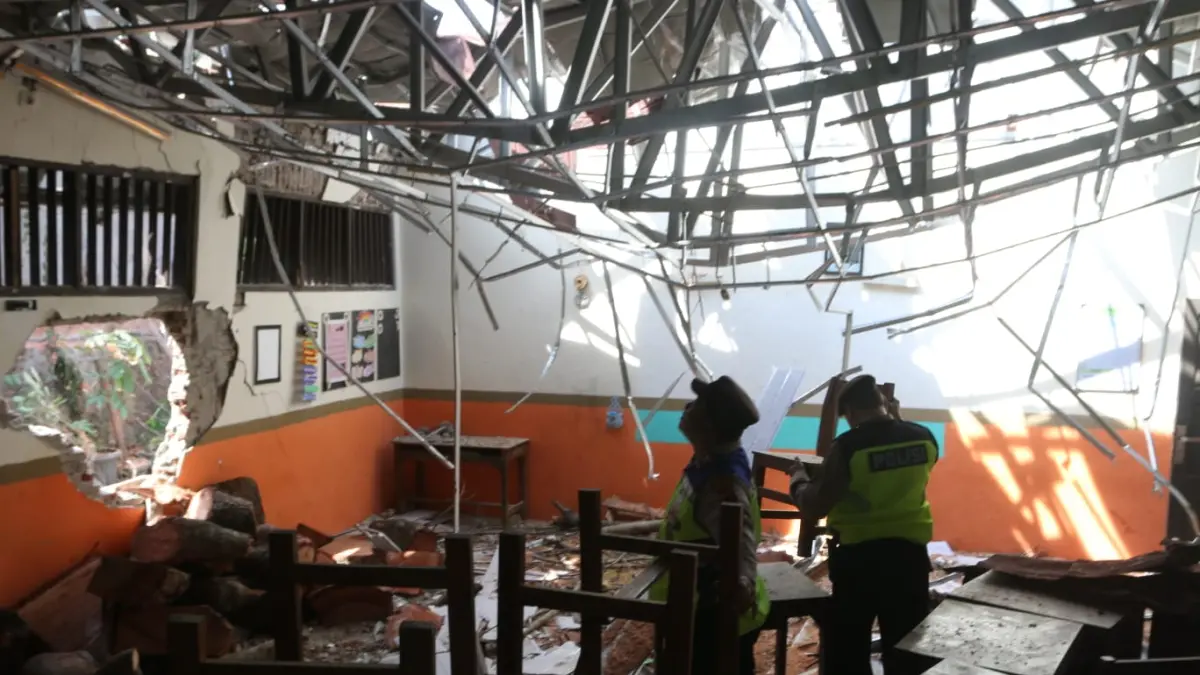 Suasana ruang kelas SDN Sendangmulyo 03, Kecamatan Tembalang usai ambruk tertimpa pohon, Selasa (28/7/2026). (NUR CHAMIM/JAWA POS RADAR SEMARANG)