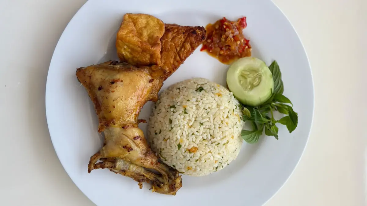 Ayam Goreng Pandan Wangi menjadi menu andalan dengan perpaduan nasi daun jeruk yang harum, ayam goreng berbumbu, sambal bawang, tempe goreng, dan lalapan. Cita rasa khas tersebut menjadi daya tarik bagi pecinta kuliner di Kota Semarang.