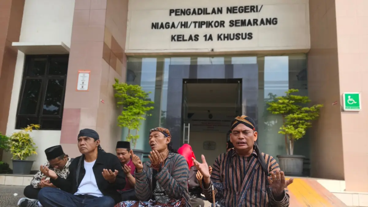 Aliansi Rakyat Jateng menggelar ruwatan di Pengadilan Tipikor Semarang, Kamis (30/7/2026). (IDA FADILAH/JAWA POS RADAR SEMARANG)
