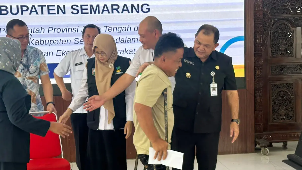 Bupati Semarang Ngesti Nugraha saat menyerahkan bantuan Usaha Ekonomi Produktif (UEP) dan Kelompok Usaha Bersama (KUBE) Kabupaten Semarang di Pendopo Rumah Dinas Bupati Semarang.