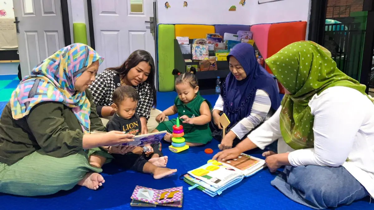Fasilitator Rumah Anak SIGAP Kota Semarang Dian Kartika (kiri), sedang melatih stimulasi pada anak didampingi para orang tua.