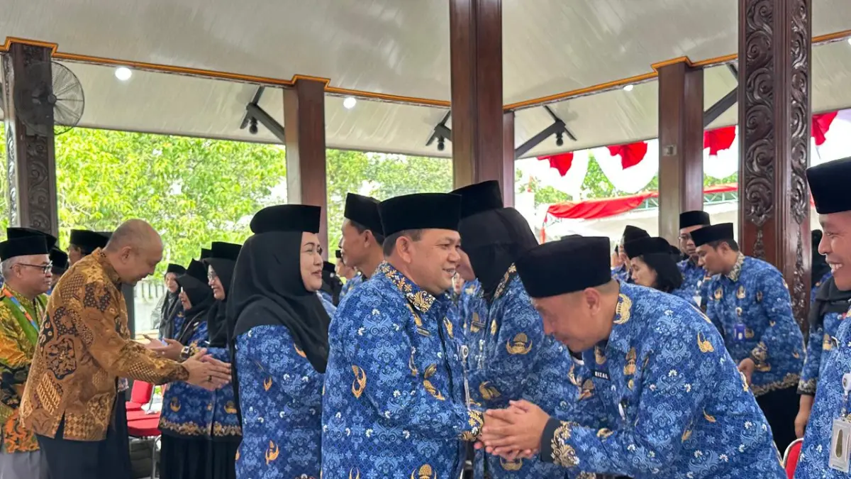 Bupati Semarang Ngesti Nugraha, Wakil Bupati Semarang Nur Arifah dan Ketua DPRD Kabupaten Semarang Bondan Marutohening menyapa kepala sekolah usai acara penyerahan SK pengangkatan guru sebagai kepala sekolah di Pendopo Rumah Dinas Bupati Semarang. Jumat (31/7).