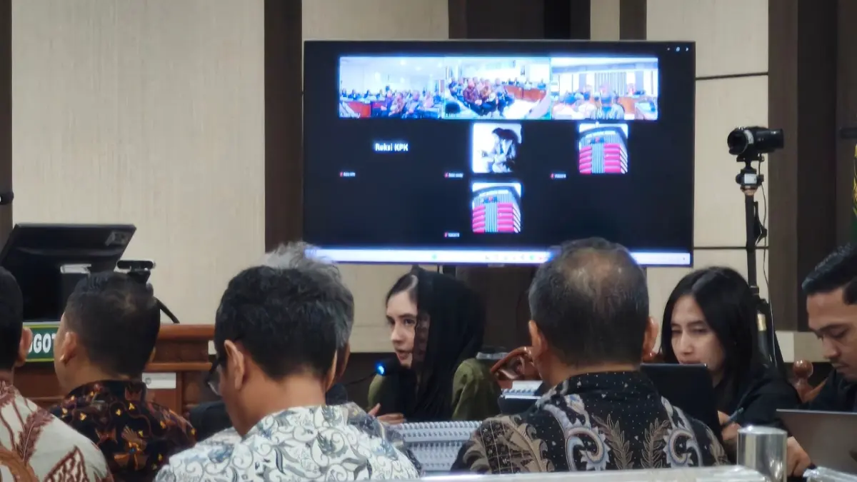 Bupati Pekalongan nonaktif Fadia Arafiq membantah keterangan saksi di Pengadilan Tipikor Semarang, Jumat (31/7/2026). (IDA FADILAH/JAWA POS RADAR SEMARANG)