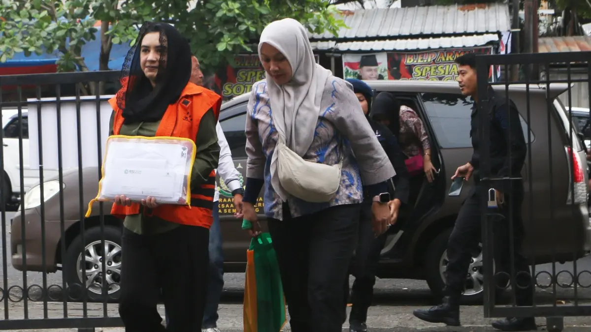 Bupati Pekalongan nonaktif Fadia Arafiq menjalani sidang di Pengadilan Tipikor Semarang, Jumat (31/7/2026). (NUR CHAMIM/JAWA POS RADAR SEMARANG)
