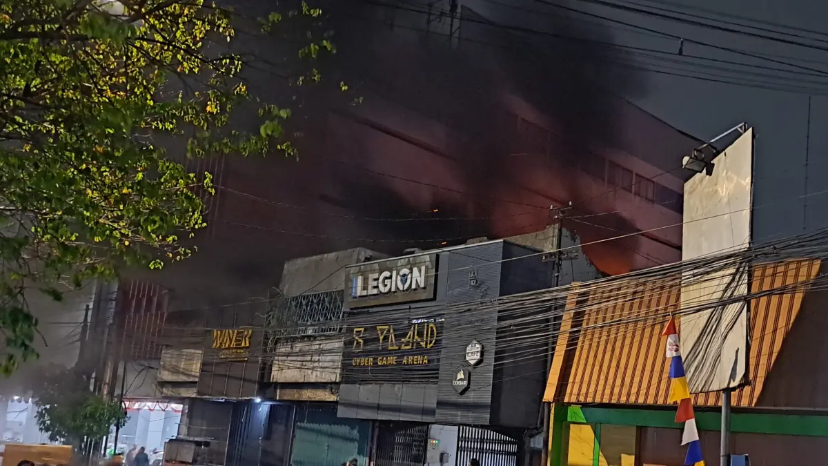 Kondisi kobaran api Cafe Win.er Chill House di Peterongan Semarang Terbakar