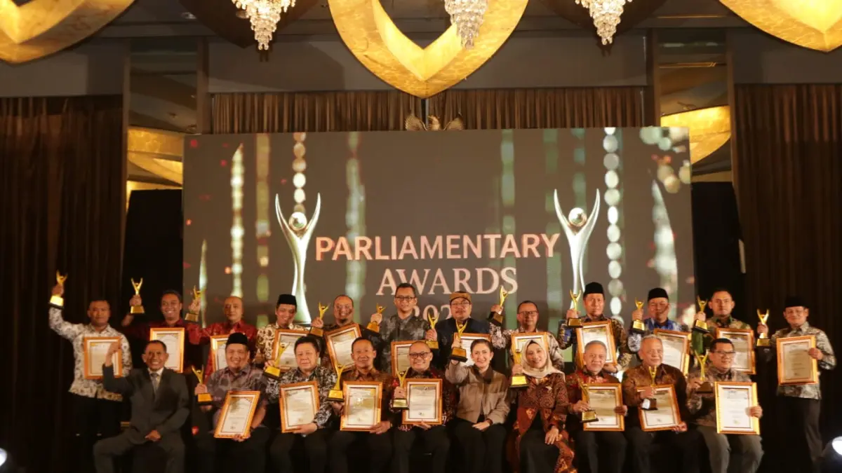 Para penerima Parliamentary Awards 2026 yang diselenggarakan Jawa Pos Radar Semarang dan Radar Semarang Academy di Quest Hotel Simpanglima Semarang, Jumat (31/7/2026). (NUR CHAMIM/JAWA POS RADAR SEMARANG)