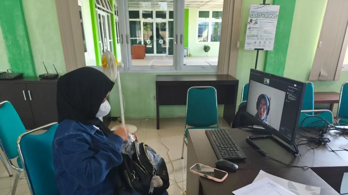 Peserta JKN di Puskesmas Sapuran, Wonosobo, berkomunikasi dengan petugas BPJS Kesehatan melalui layanan Viola. (PUPUT PUSPITASARI/JAWA POS RADAR MAGELANG)
