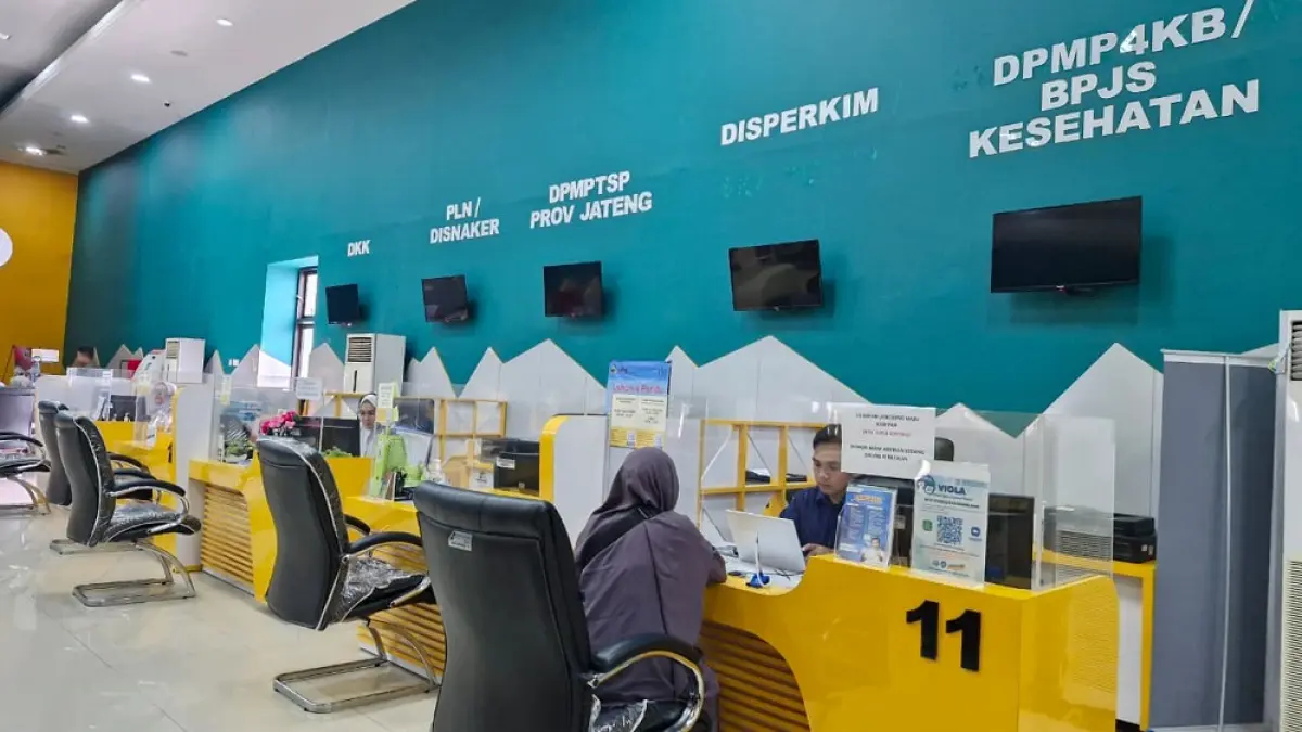Peserta JKN mendapatkan penjelasan program JKN dari petugas di loket BPJS Kesehatan yang berada di MPP Kota Magelang. (PUPUT PUSPITASARI/JAWA POS RADAR SEMARANG)