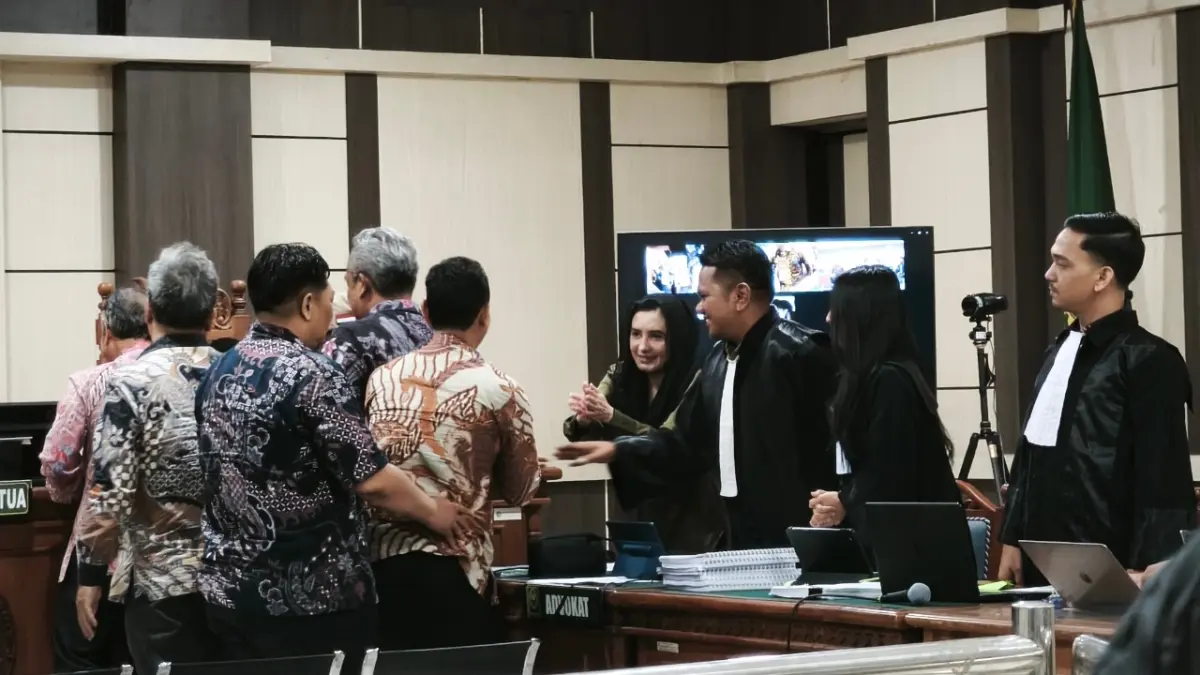 Sejumlah OPD Kabupaten Pekalongan bersalaman dengan Bupati Fadia usai bersaksi dalam sidang terdakwa di Pengadilan Tipikor Semarang, Jumat (31/7/2026). (IDA FADILAH/JAWA POS RADAR)
